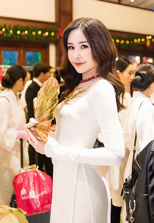 Trăm bức ảnh như một, Lê Âu Ngân Anh bị chê có biểu cảm bất biến